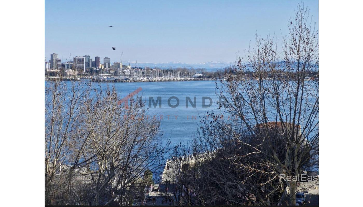 Charming Apartment with Sea View in Vibrant Kadikoy