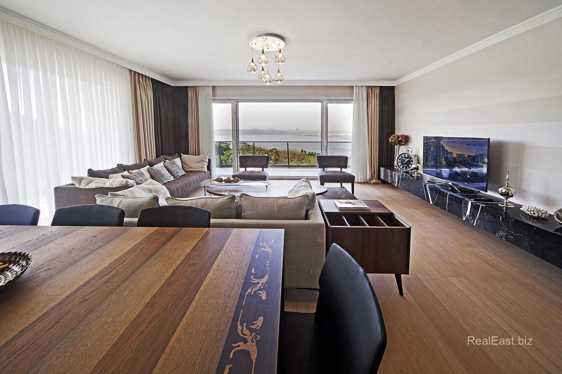 Spacious 5+1 Apartment with Scenic Views in Istanbul