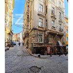 Beyoğlu’nda Kalabalık Bir Dairenin Keyfini Çıkarın (İlan No: 10052)