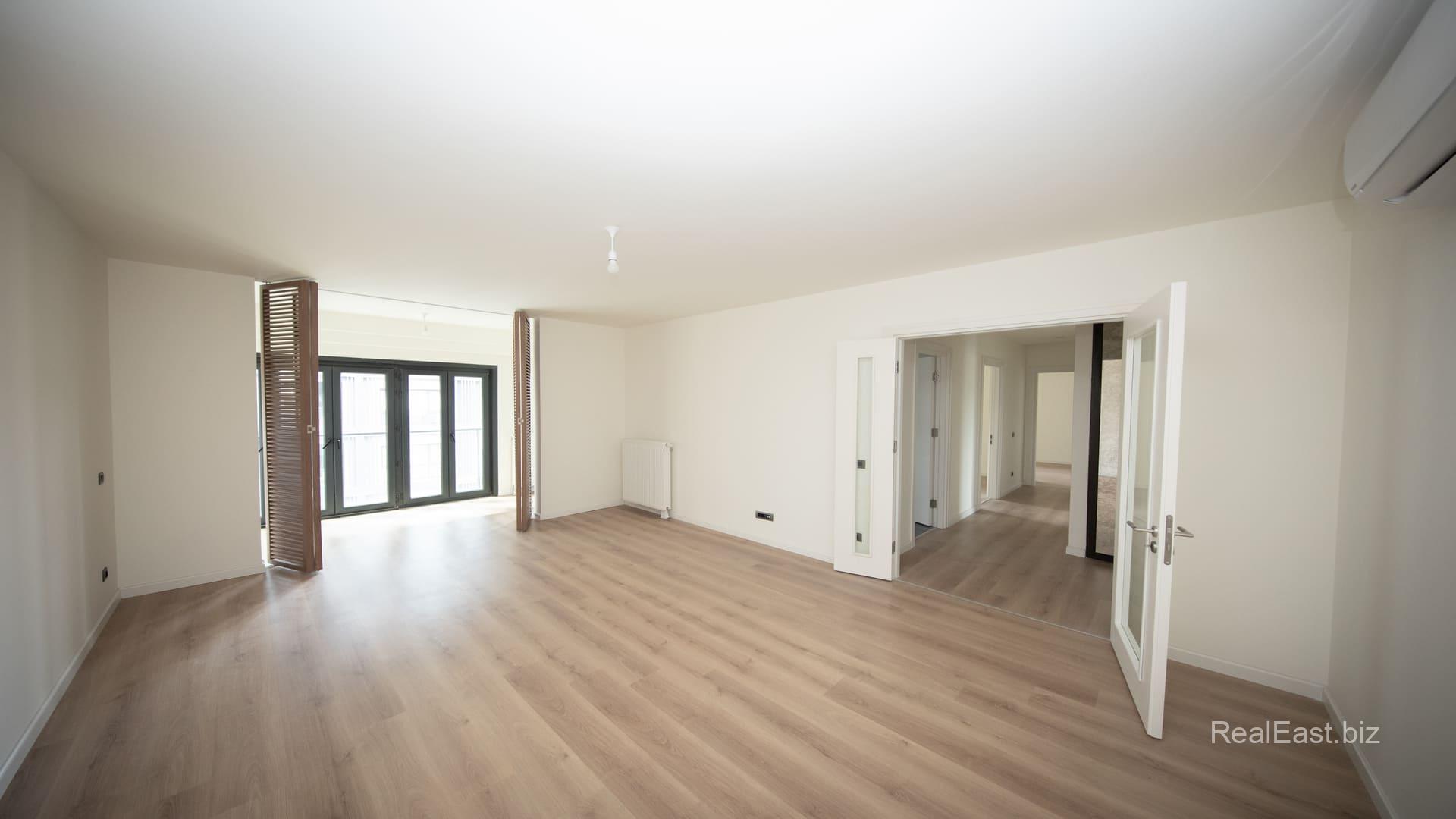 Spacious 3+1 Apartment in Vibrant IstanbulDiscover this exquisite 3+1 apartment situated in the heart of Istanbul, boasting a generous living space of 180 m². This prime property is located just 200 meters from the nearest bus stop and 400 meters from bustling shopping malls, making it an ideal choice for those who value convenience and accessibility. With the city center and vibrant nightlife within reach, you will enjoy the perfect blend of comfort and excitement. 

Просторная 3+1 квартира в ярком СтамбулеОткройте для себя эту великолепную квартиру 3+1 в самом сердце Стамбула с просторной площадью 180 м². Эта квартира расположена всего в 200 метрах от ближайшей автобусной остановки и в 400 метрах от шумных торговых центров, что делает её идеальным выбором для тех, кто ценит удобство и доступность. С центром города и яркой ночной жизнью в шаговой доступности, вы сможете насладиться идеальным сочетанием комфорта и развлечений. 

Canlı İstanbul'da Geniş 3+1 DaireBu 180 m²'lik geniş 3+1 daireyi İstanbul'un kalbinde keşfedin. Bu mülk, en yakın otobüs durağına 200 metre ve hareketli alışveriş merkezlerine 400 metre mesafede yer alıyor, bu da onu konfor ve erişilebilirliğe değer verenler için ideal bir seçenek haline getiriyor. Şehir merkezi ve canlı gece hayatı yakınında olduğundan, konfor ve eğlencenin mükemmel karışımını yaşayacaksınız.