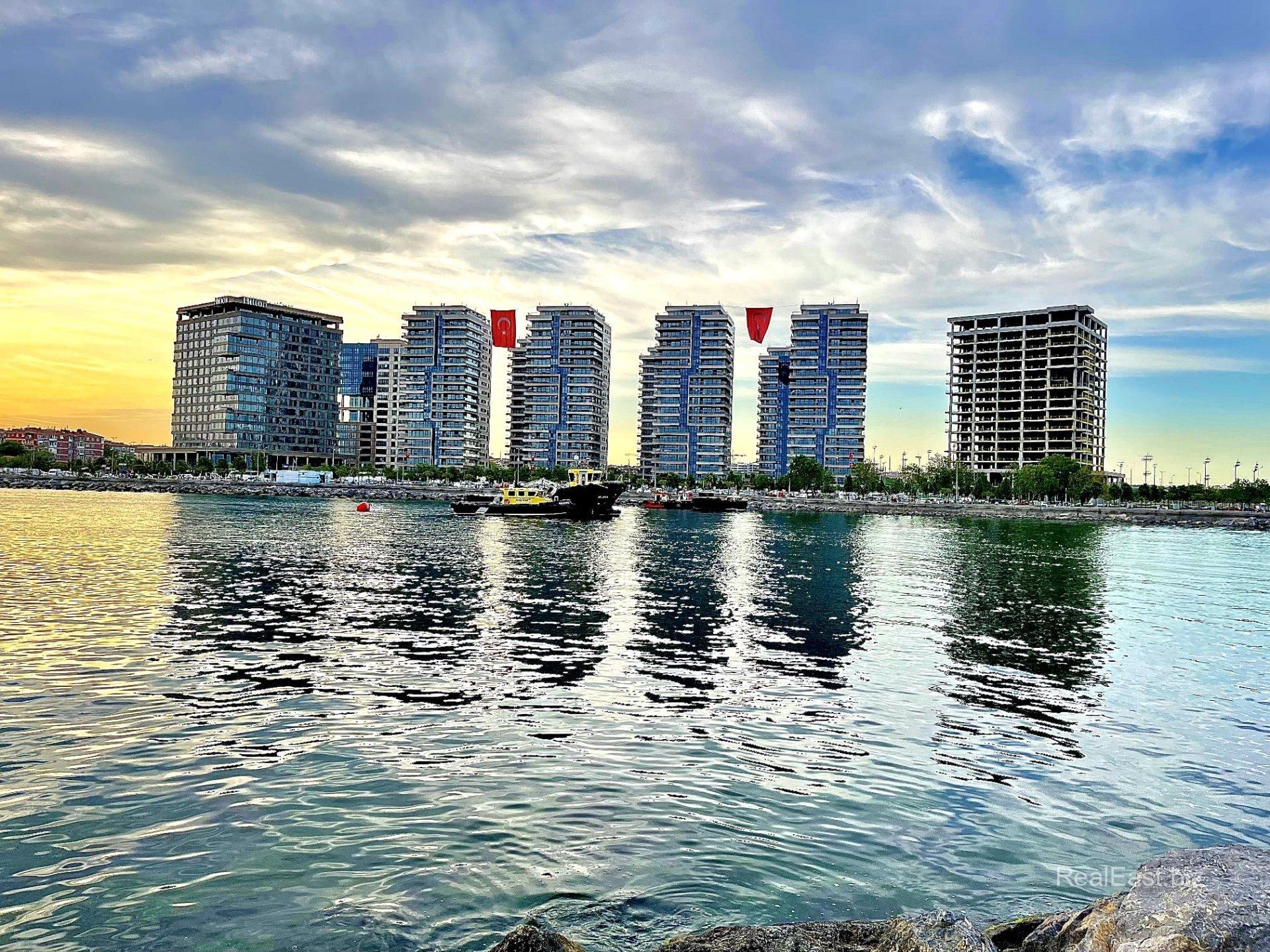 Spacious 5+1 Apartment in Vibrant Bakırköy, Istanbul